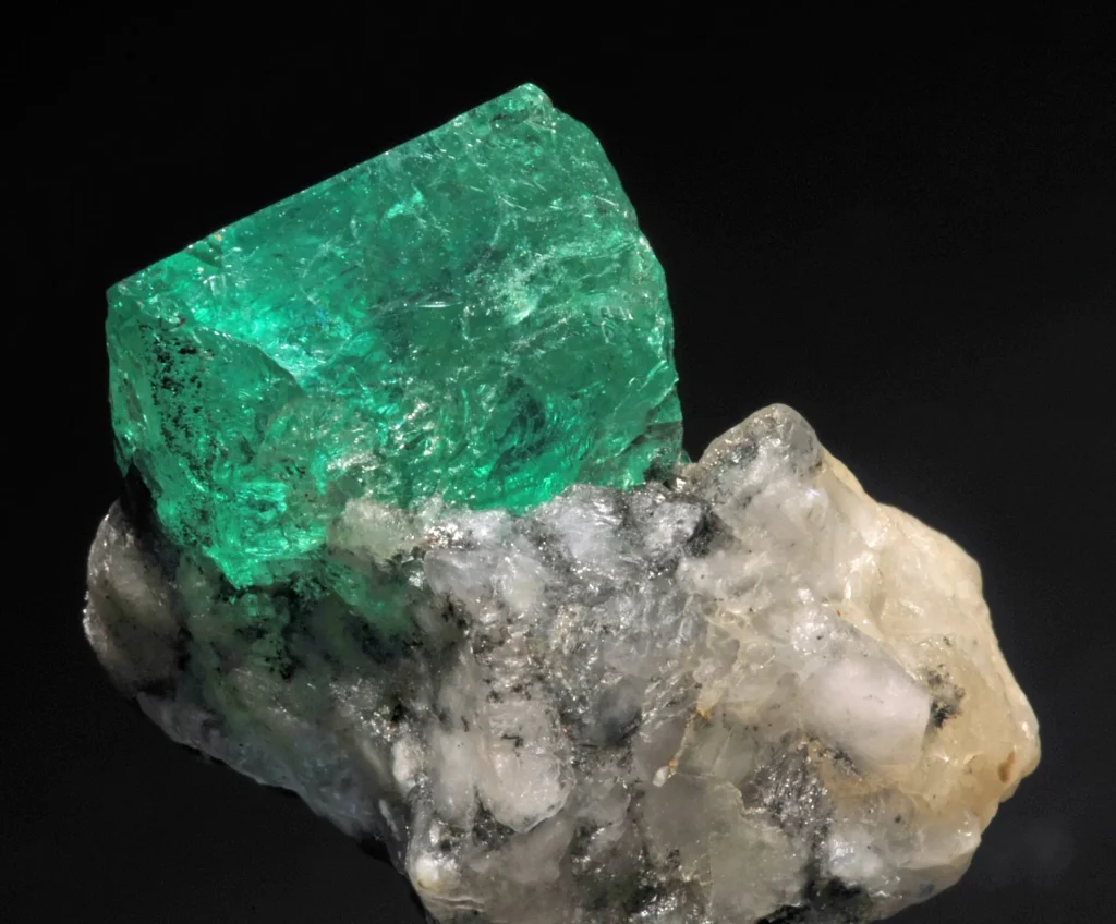 Béryl_var._émeraude_sur_gangue_(Muzo_Mine_Boyaca_-_Colombie)_2