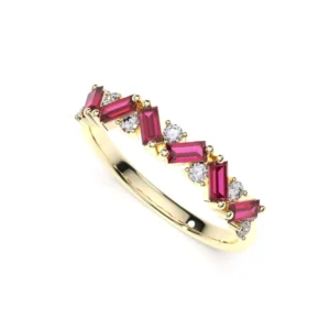 Anillo de matrimonio oro amarillo con diamantes y rubís estilo libre