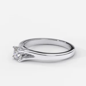 Primer plano del diamante de laboraotorio del Anillo de compromiso en oro blanco estilo TENSION 3